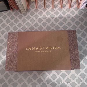 Anastasia Beverly hills 2 pallets